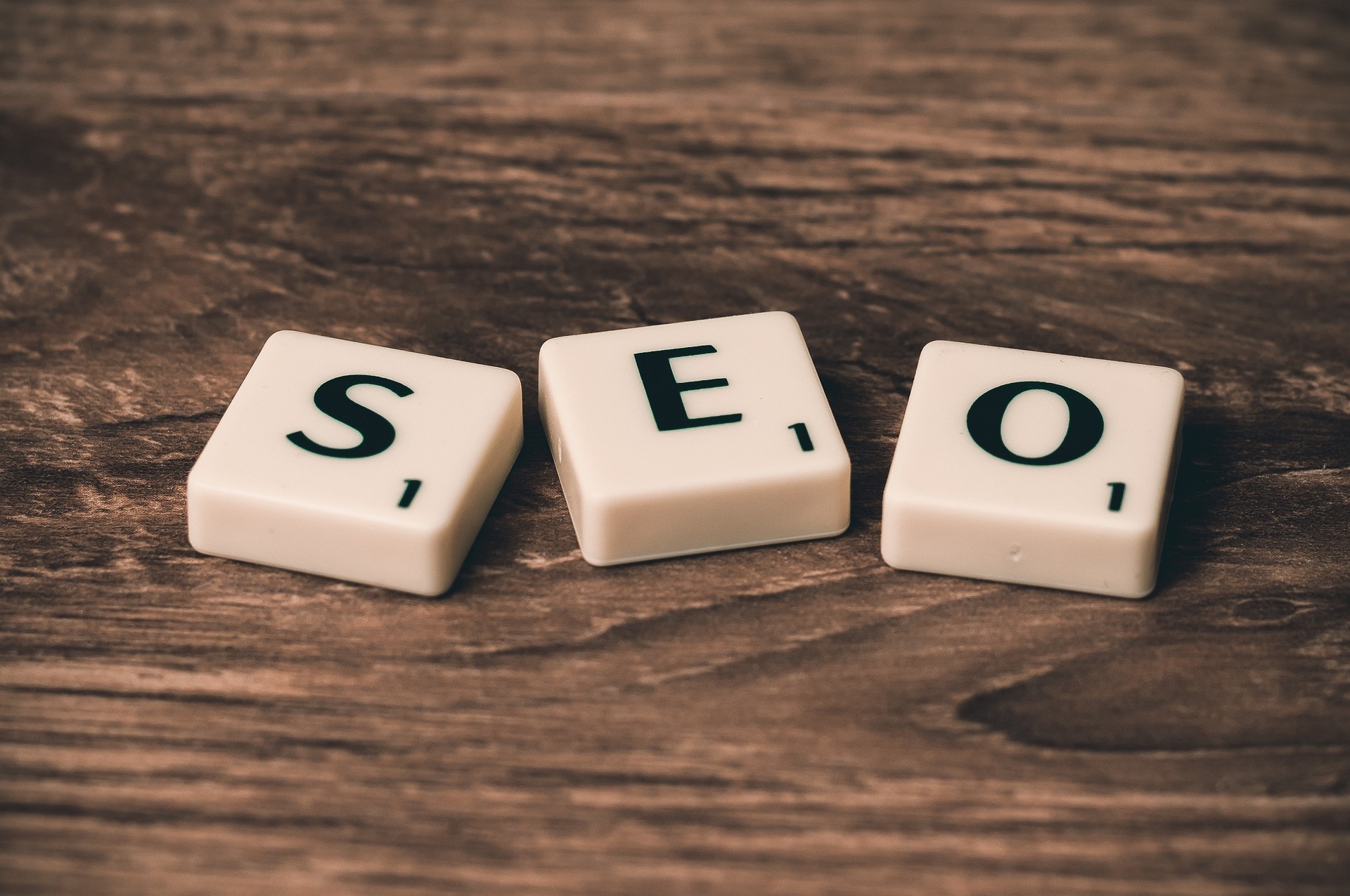 O imagine cu piese de scrabble asezate pe o masă, formând cuvântul "SEO".
